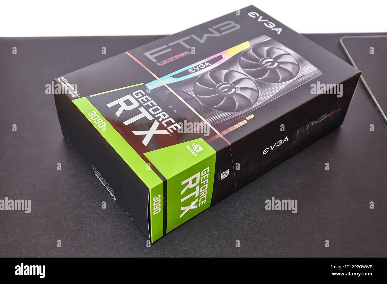 EVGA GeForce RTX 3090 Nvidia GPU box su una scrivania Foto Stock