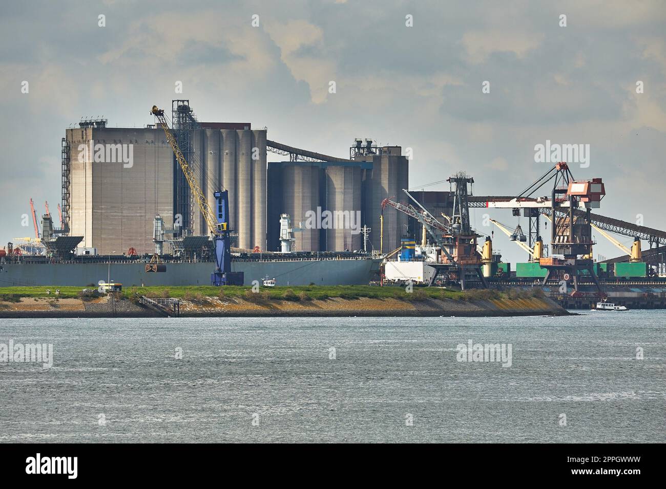 Porto industriale con strutture arrugginite Foto Stock