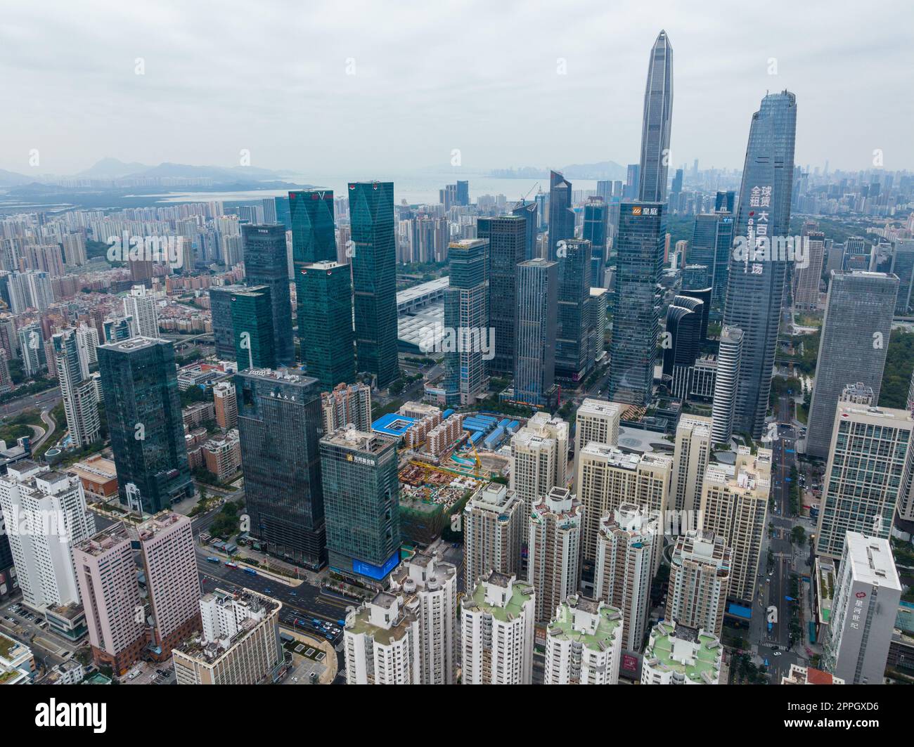 Shenzhen, Cina, 05 febbraio 2022: Vista dall'alto del distretto di shenzhen futian Foto Stock