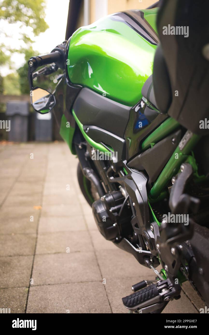 Primo piano dei dettagli di una motocicletta verde tossica in Germania Foto Stock