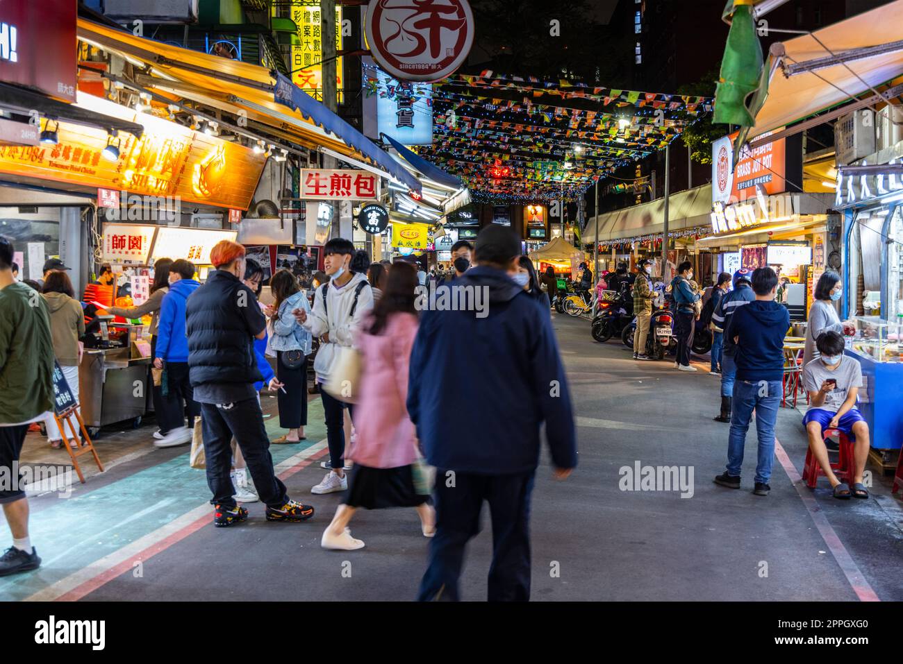 Taipei, Taiwan 13 marzo 2022: Mercato notturno di Shida nella città di Taipei di notte Foto Stock