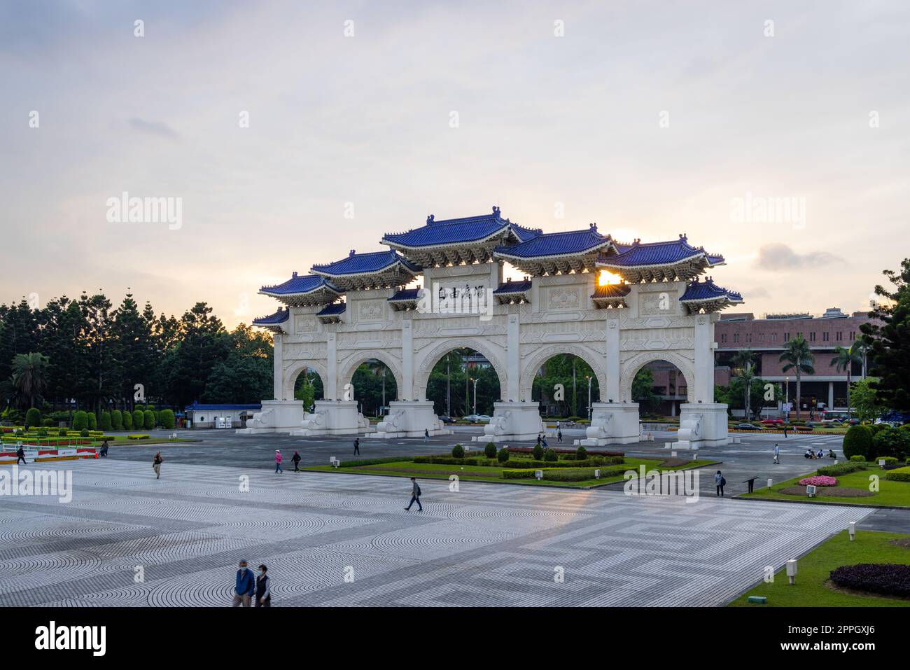 Taipei, Taiwan 17 marzo 2022: Il cancello anteriore della Sala commemorativa di Chiang Kai Shek all'ora del tramonto Foto Stock