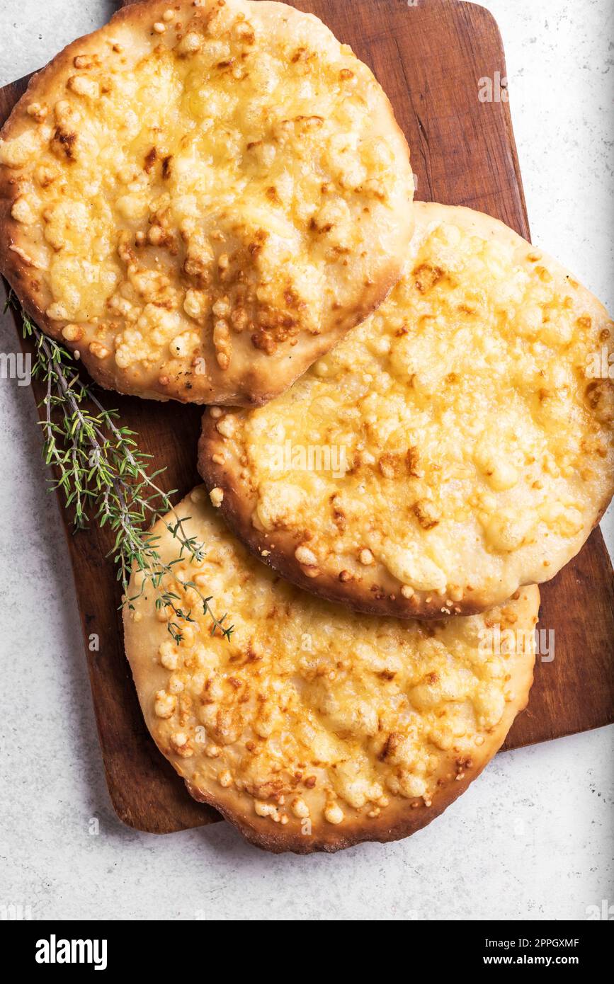 Manakeesh, pizza araba, pane piatto con formaggio. Pane piatto mediterraneo fatto in casa manakish su tavola di legno primo piano. Cucina araba. Foto Stock