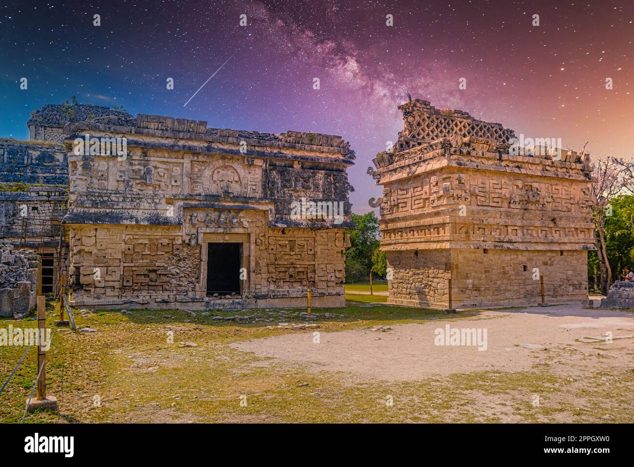 Adorare le chiese maya elaborate strutture di culto al dio della pioggia Chaac, complesso monastico, Chichen Itza, Yucatan, Messico, Civiltà Maya con la via Lattea Galaxy stelle cielo notturno Foto Stock