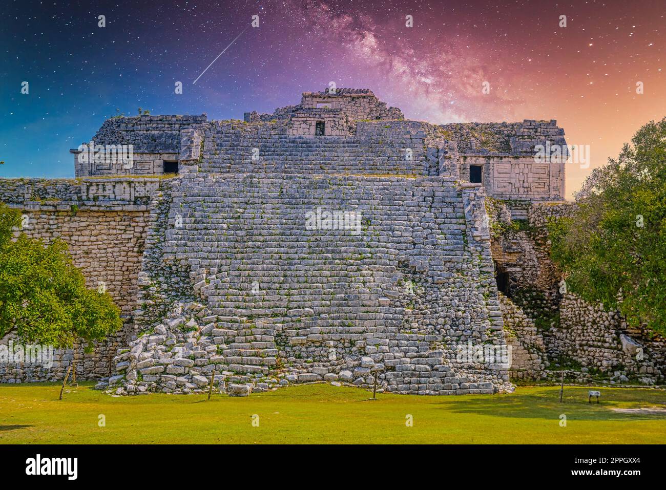 Adorare le chiese maya elaborate strutture di culto al dio della pioggia Chaac, complesso monastico, Chichen Itza, Yucatan, Messico, Civiltà Maya con la via Lattea Galaxy stelle cielo notturno Foto Stock