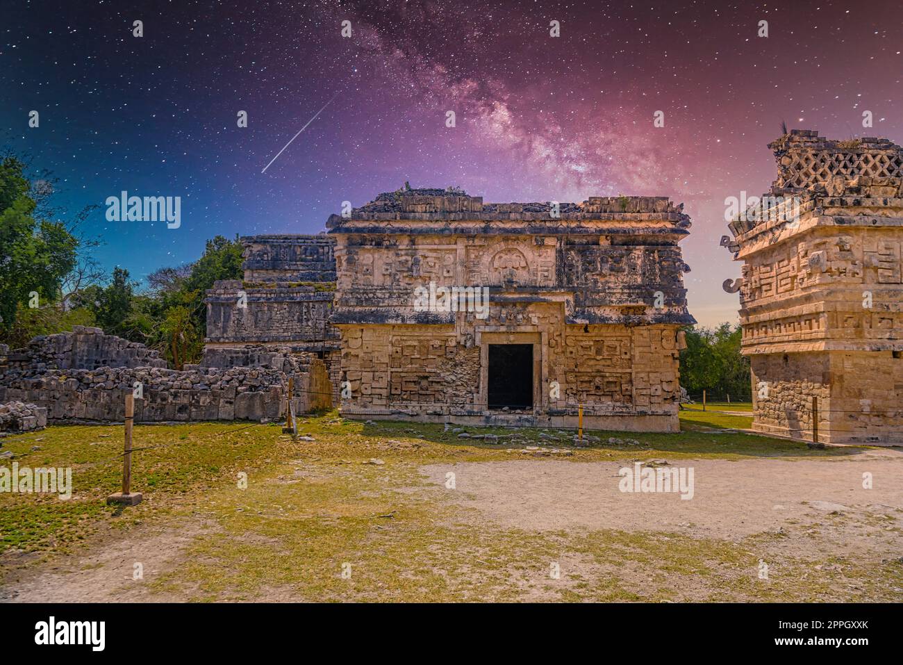 Adorare le chiese maya elaborate strutture di culto al dio della pioggia Chaac, complesso monastico, Chichen Itza, Yucatan, Messico, Civiltà Maya con la via Lattea Galaxy stelle cielo notturno Foto Stock