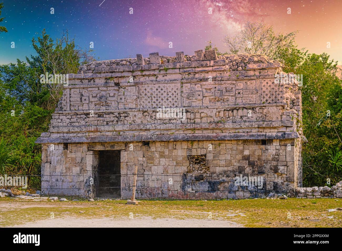 Adorare le chiese maya elaborate strutture di culto al dio della pioggia Chaac, complesso monastico, Chichen Itza, Yucatan, Messico, Civiltà Maya con la via Lattea Galaxy stelle cielo notturno Foto Stock