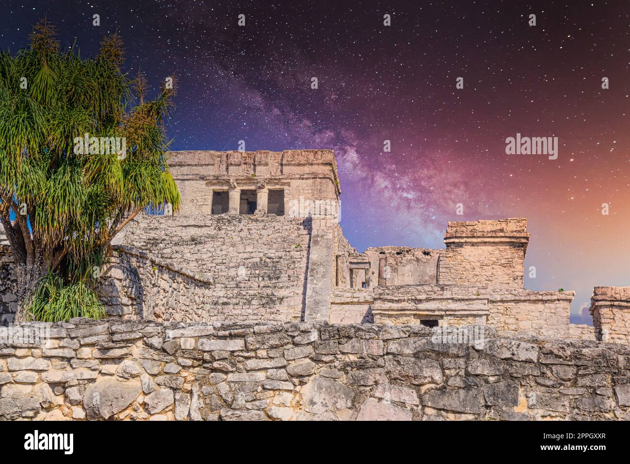 Il castello, le rovine Maya di Tulum, Riviera Maya, Yucatan, Mar dei Caraibi, Messico con la via Lattea Galaxy Stars cielo notturno Foto Stock