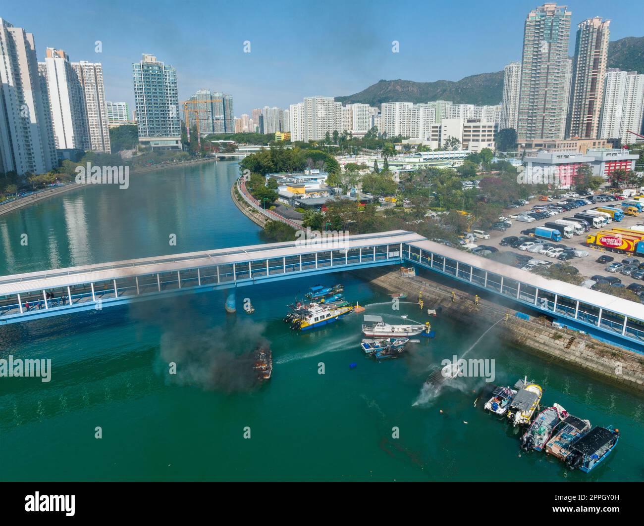 Tuen Mun, Hong Kong 05 febbraio 2022: Vista dall'alto del quartiere residenziale di Hong Kong e incidente d'incendio in barca Foto Stock