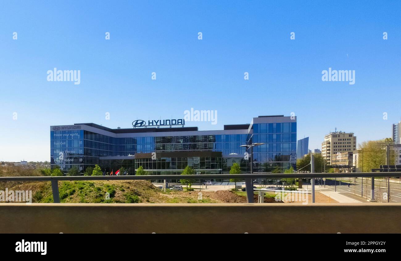 Edificio della concessionaria Hyundai Korea Motors. Salone auto produttore coreano con logo aziendale, cartello con logo del marchio aziendale. Foto Stock