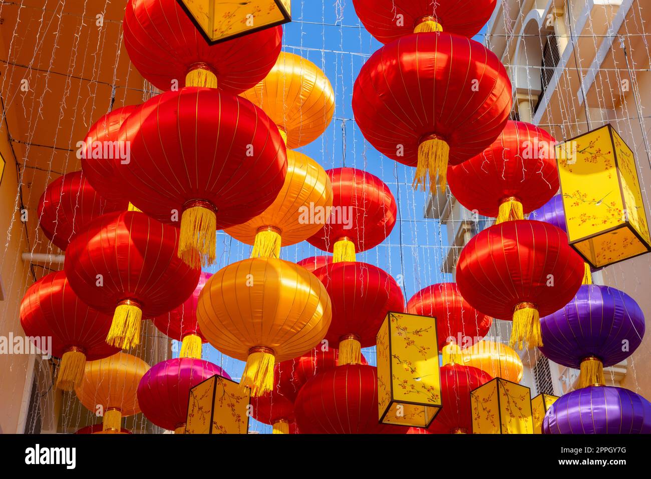 Lanterna cinese colorata appesa all'aperto Foto Stock