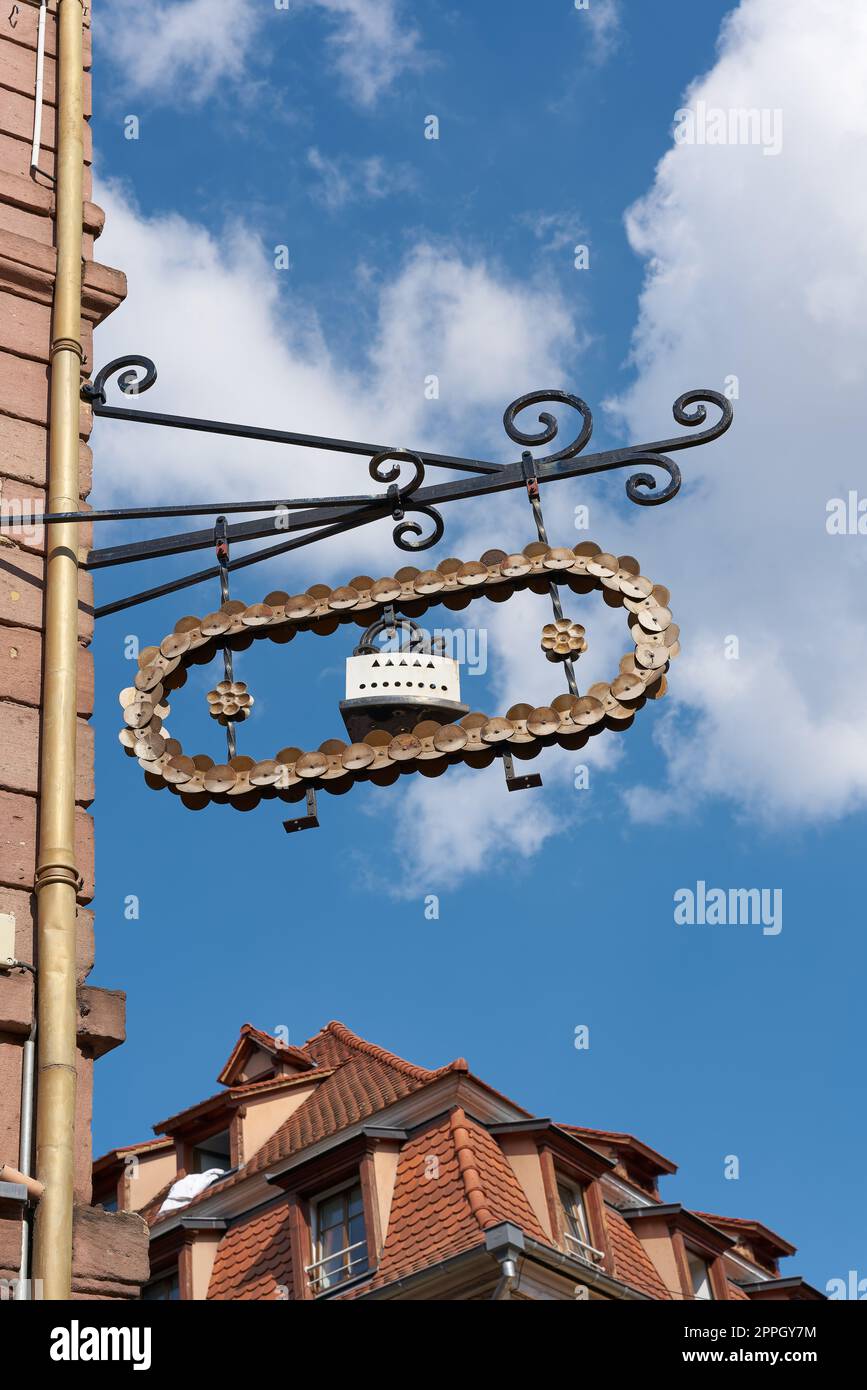 Guild segno di un sarto in forma di ferro nel centro storico di Colmar in Francia Foto Stock