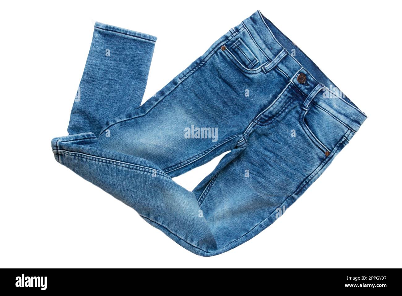 Blue jeans. Primo piano di un elegante paio di pantaloni o pantaloni in denim blu per bambini isolati su uno sfondo bianco. Moda estiva e autunnale per bambini. Vista frontale. Foto Stock