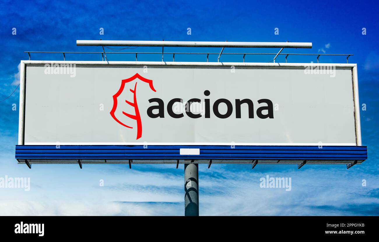 Cartellone pubblicitario con logo Acciona Foto Stock