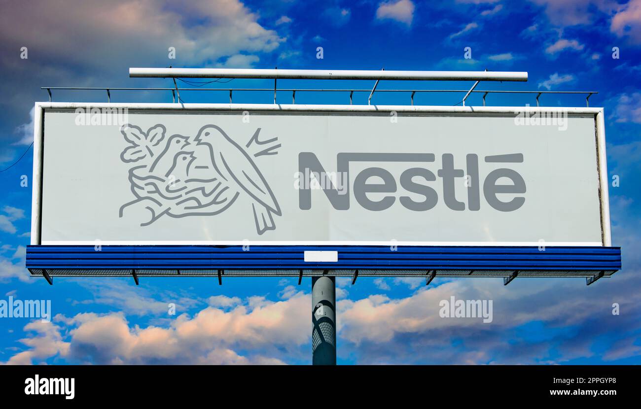 Cartellone pubblicitario con il logo di Nestlé Foto Stock