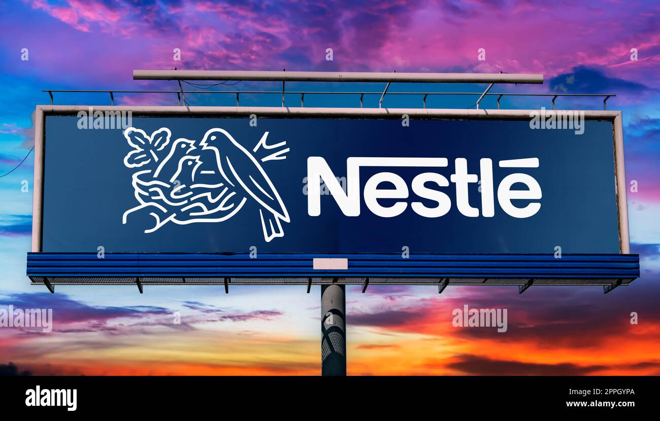 Cartellone pubblicitario con il logo di Nestlé Foto Stock