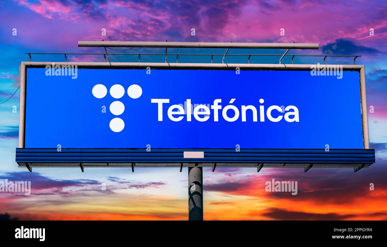 Cartellone pubblicitario con logo di telefonica Foto Stock
