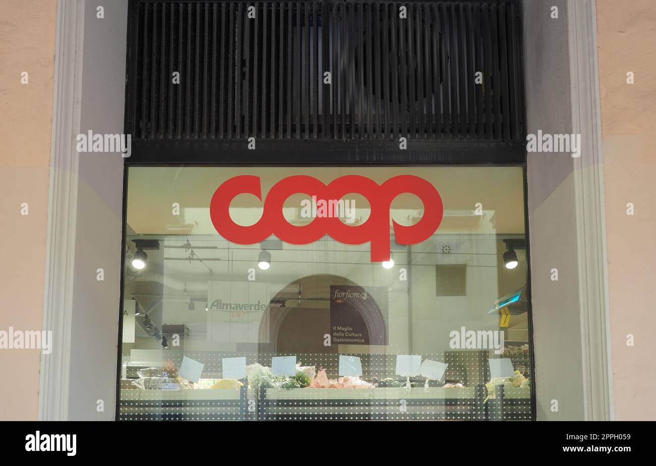 Cartello per il supermercato Coop sul fronte commerciale a Bologna Foto Stock