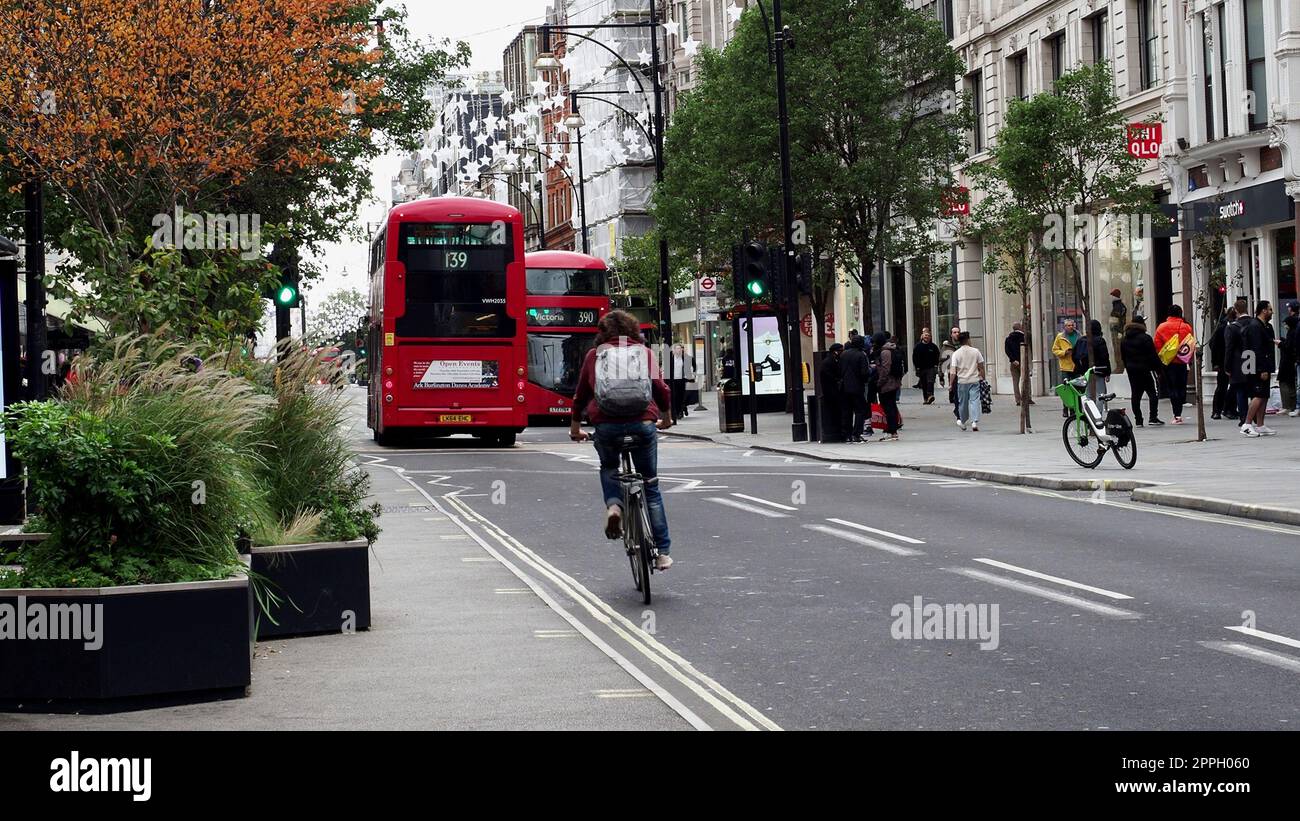 Autobus rosso a due piani a Oxford Street a Londra Foto Stock