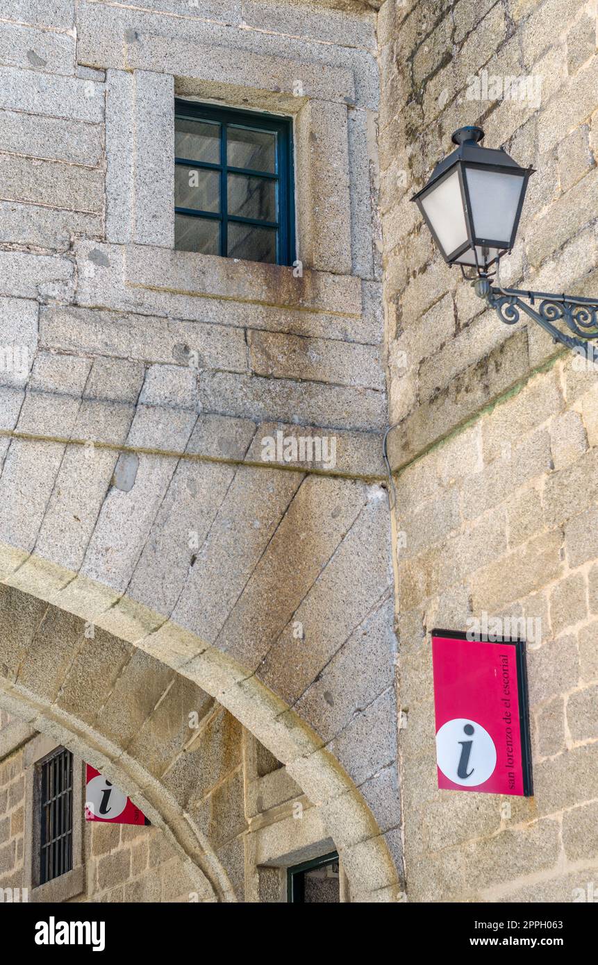 SAN LORENZO DE EL ESCORIAL, SPAGNA - 24 OTTOBRE 2021: Ufficio informazioni turistiche nella città di San Lorenzo de El Escorial nella Comunità di Madrid, Spagna, riconosciuto per il sito reale e il monastero, dichiarato patrimonio dell'umanità dall'UNESCO nel 1984 Foto Stock