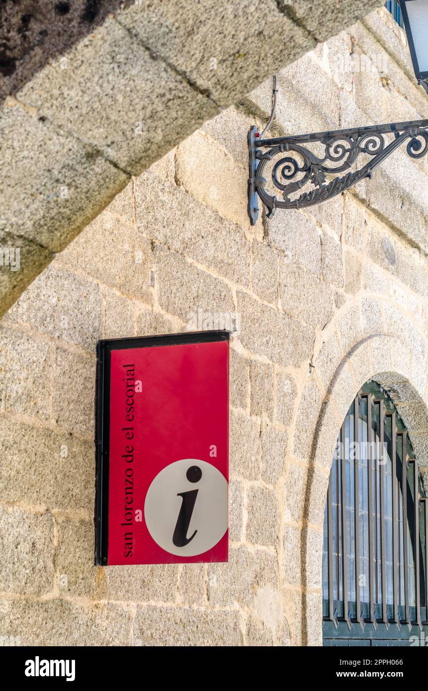 SAN LORENZO DE EL ESCORIAL, SPAGNA - 24 OTTOBRE 2021: Ufficio informazioni turistiche nella città di San Lorenzo de El Escorial nella Comunità di Madrid, Spagna, riconosciuto per il sito reale e il monastero, dichiarato patrimonio dell'umanità dall'UNESCO nel 1984 Foto Stock