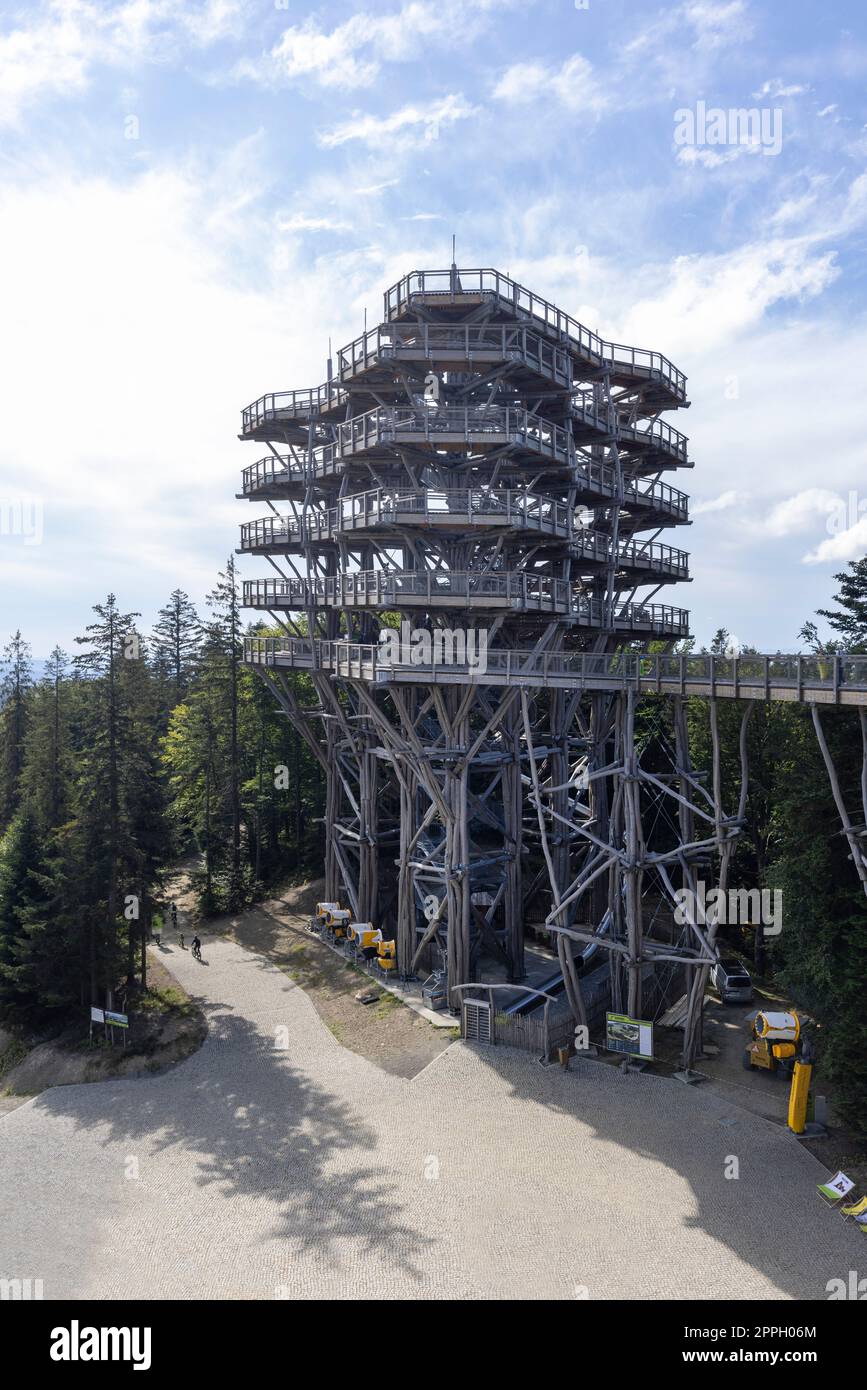 Torre di osservazione situata in cima alla stazione sciistica di så‚otwiny Arena, che conduce alle cime degli alberi, Krynica Zdroj, Beskid Mountains, Slotwiny, Polonia Foto Stock