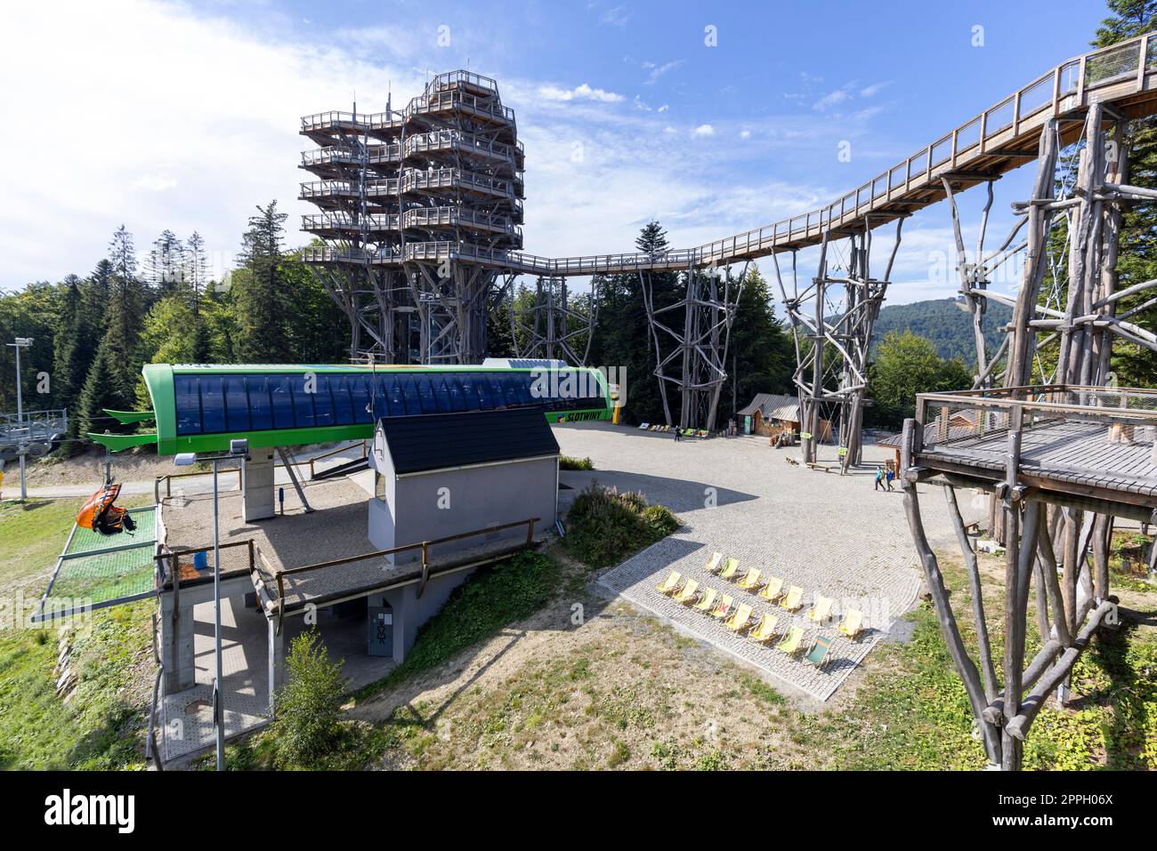 Torre di osservazione situata in cima alla stazione sciistica di så‚otwiny Arena, che conduce alle cime degli alberi, Krynica Zdroj, Beskid Mountains, Slotwiny, Polonia Foto Stock