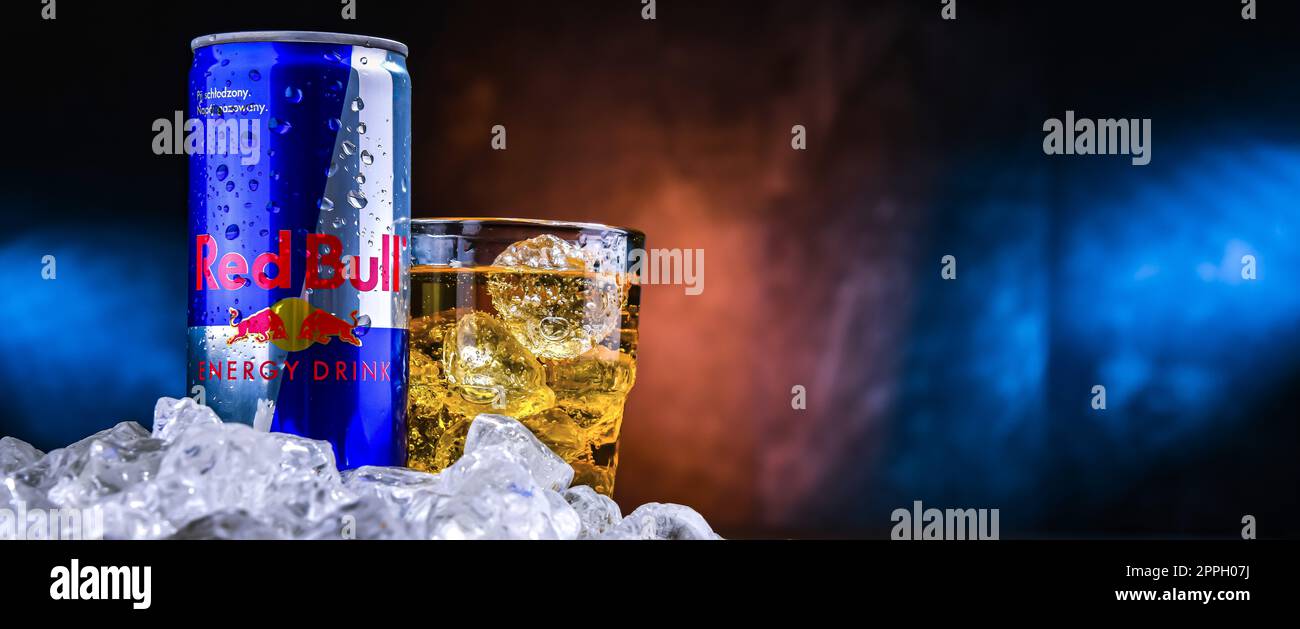Lattina di Red Bull, una popolare bevanda energetica Foto Stock