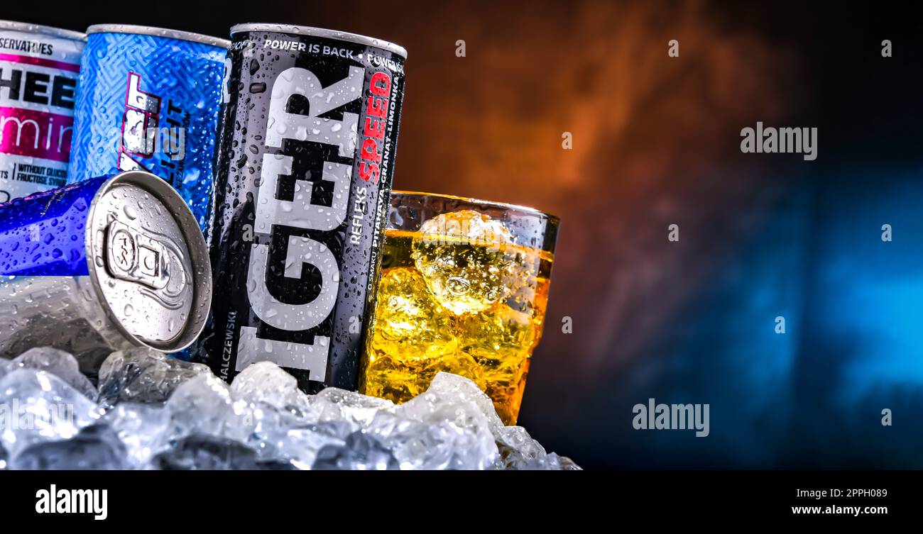 Lattine di bevande energetiche globali assortite Foto Stock