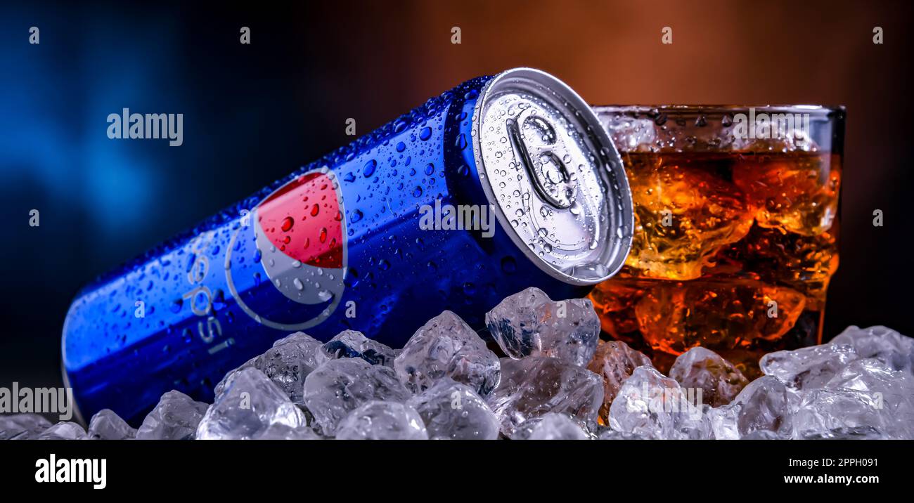 Lattina di Pepsi e un bicchiere di bevanda analcolica Foto Stock