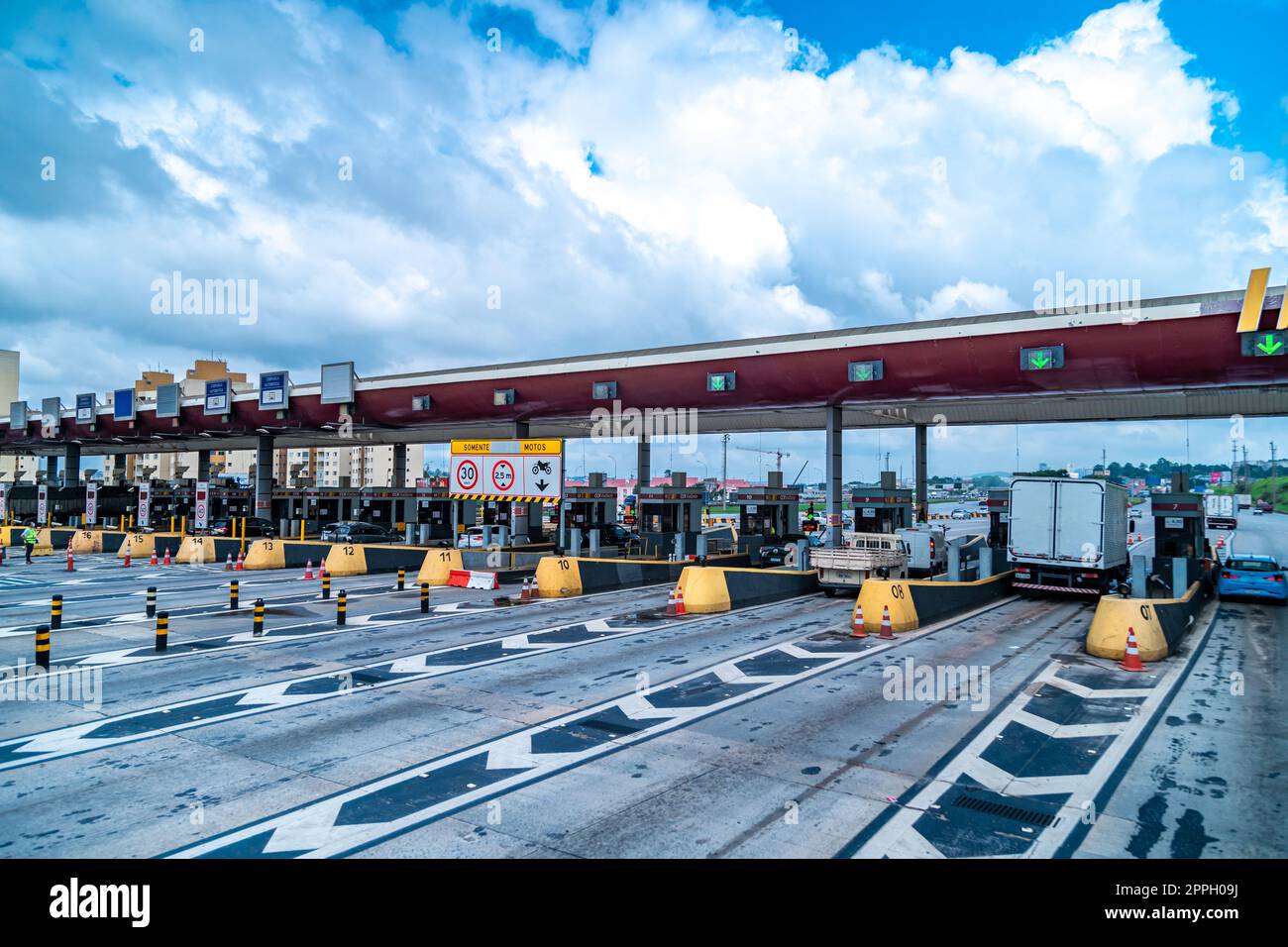 Brazi - 15 marzo 2022: Casello sull'autostrada Foto Stock