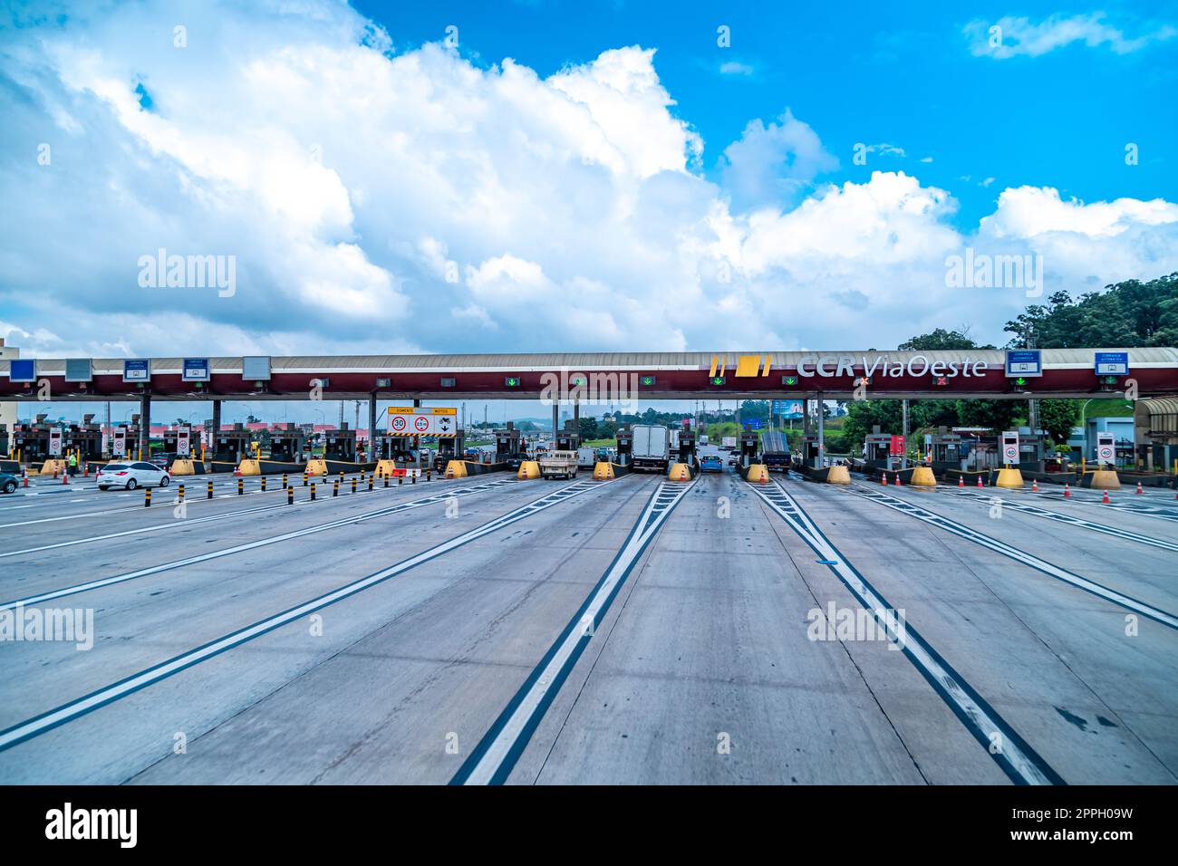 Brazi - 15 marzo 2022: Casello sull'autostrada Foto Stock