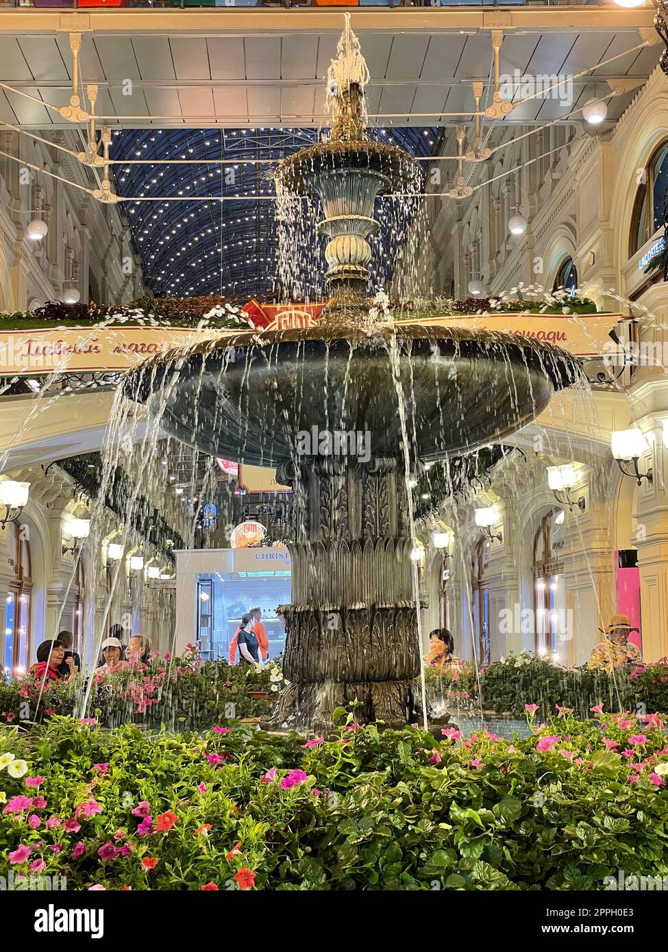 Fountain nel grande magazzino statale (GUM) è un grande complesso commerciale Foto Stock