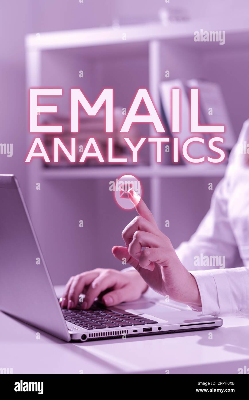 Scrittura visualizzazione testo analisi e-mail. Parola scritta sulla strada per scomporre il tasso aperto per dare le informazioni sul destinatario Foto Stock