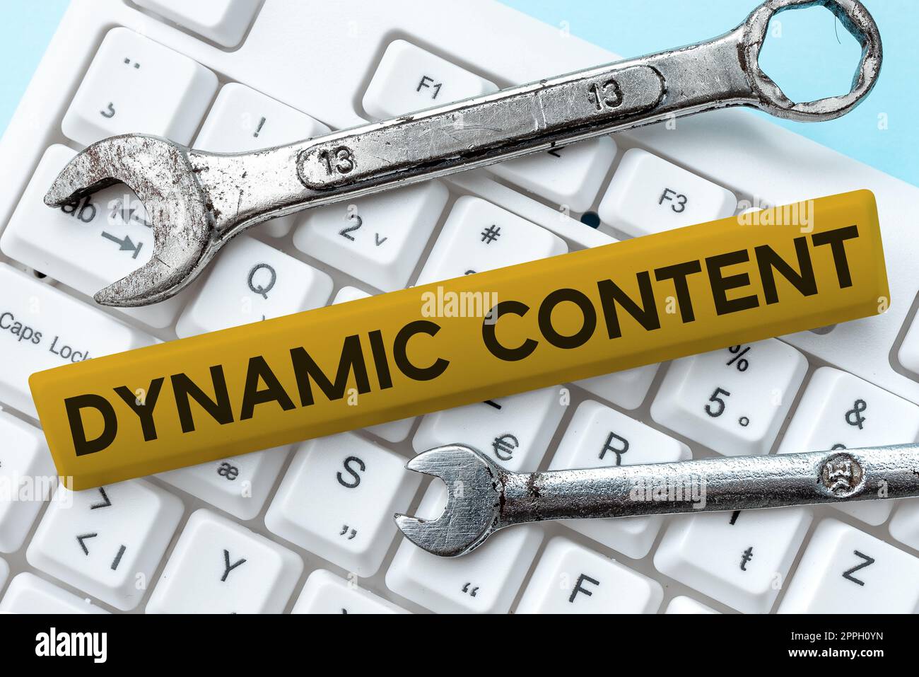 Scrittura a mano segno contenuto dinamico. Contenuto web di foto concettuale che cambia in base al comportamento dell'utente Foto Stock