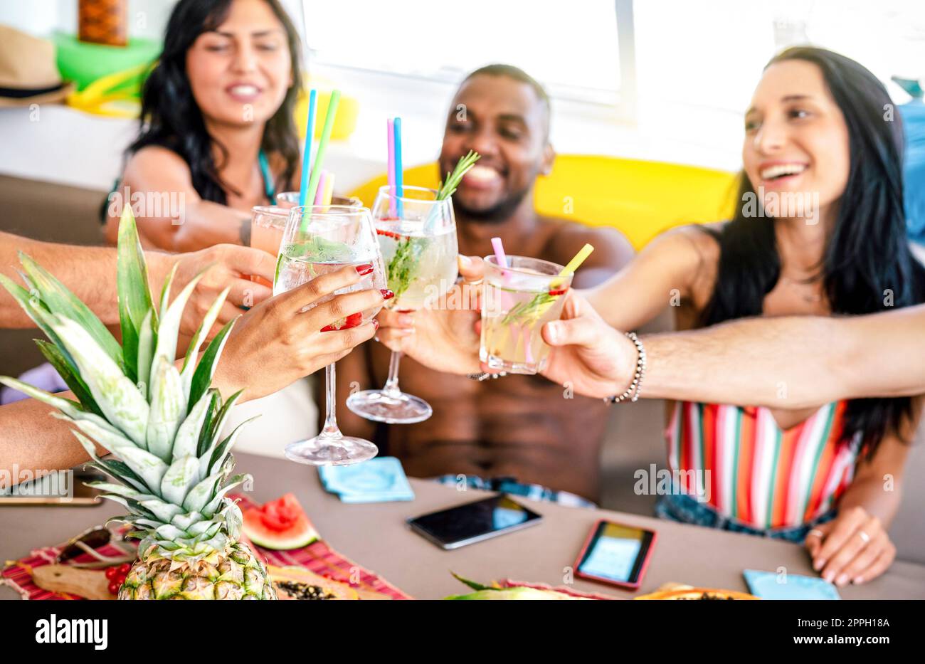Gente alla moda che brinda cocktail alla festa in barca - giovani amici milleniali che si divertono in vacanza di lusso - concetto di stile di vita di viaggio con vac Foto Stock