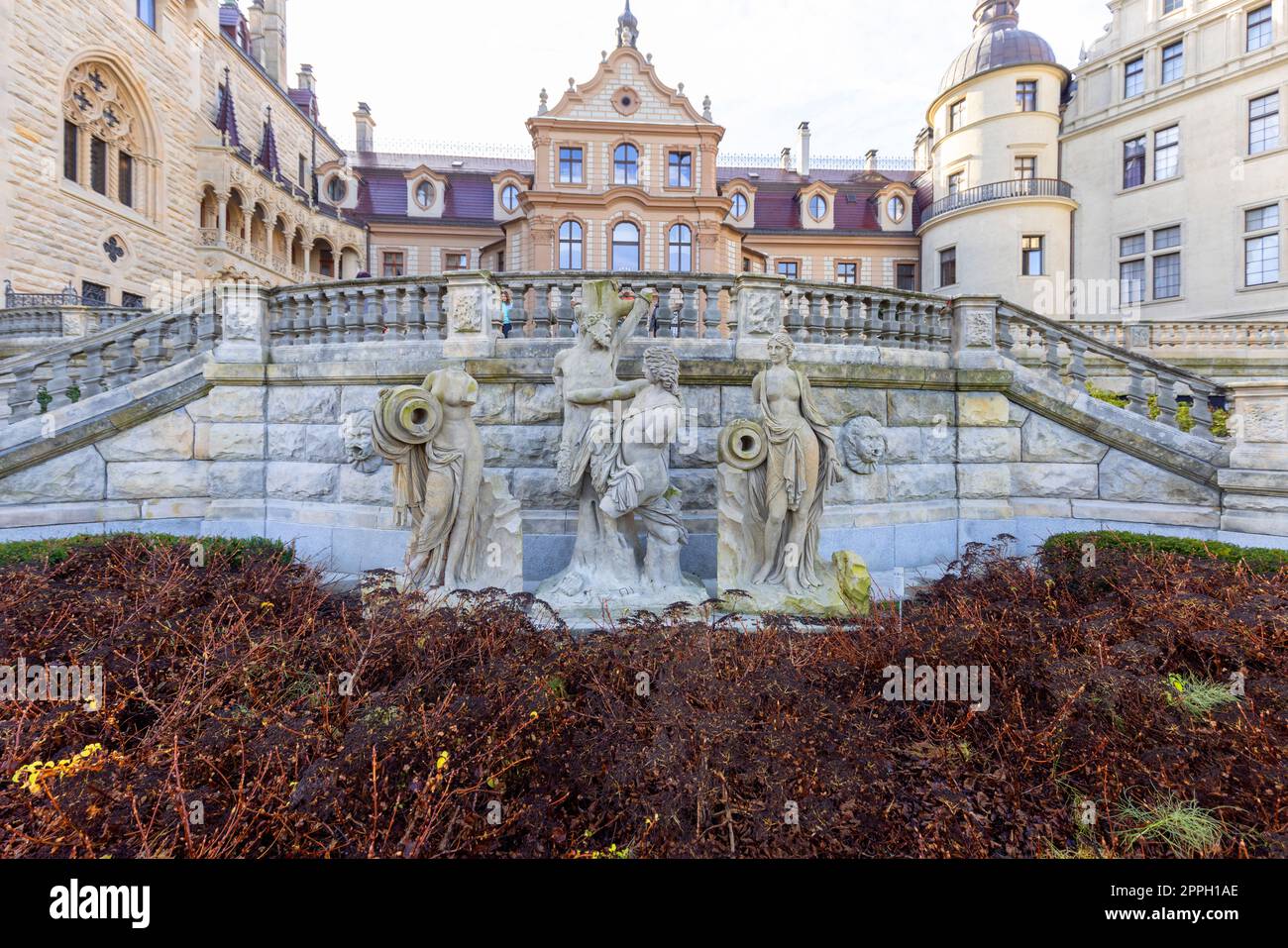 Castello di Moszna del XVII secolo, vista delle statue umane di fronte all'edificio, Moszna, Opole, Polonia Foto Stock