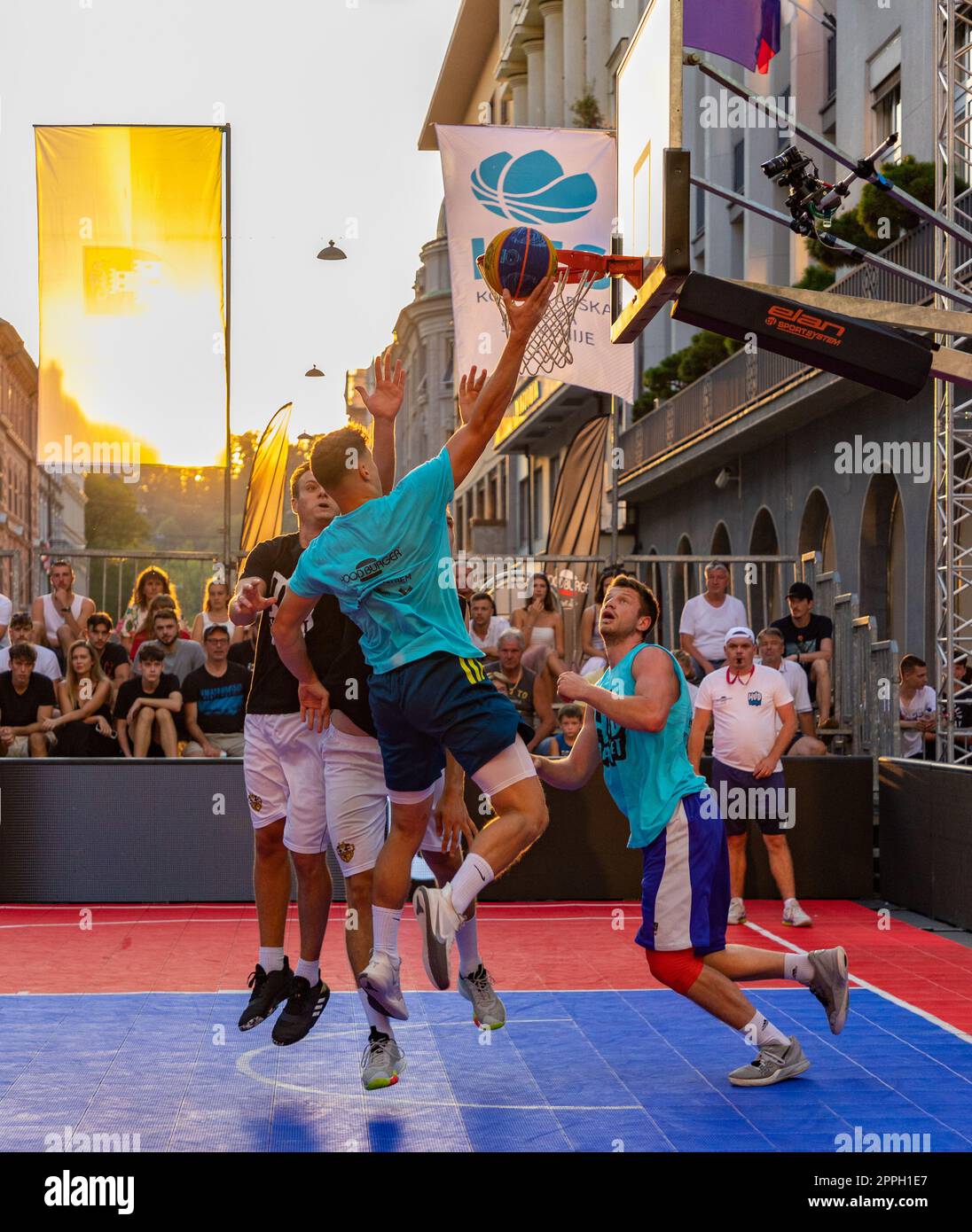 Pallacanestro 3x3 immagini e fotografie stock ad alta risoluzione Alamy