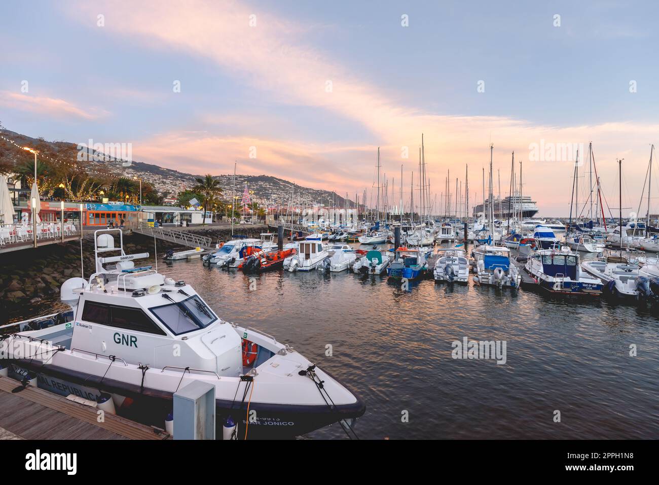 Il porticciolo di Funchal la sera, dove le persone si riuniscono per guardare i fuochi d'artificio del nuovo anno Foto Stock