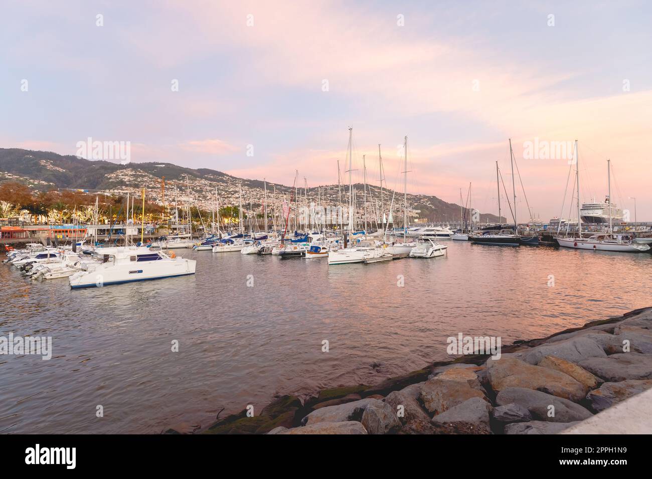 Il porticciolo di Funchal la sera, dove le persone si riuniscono per guardare i fuochi d'artificio del nuovo anno Foto Stock