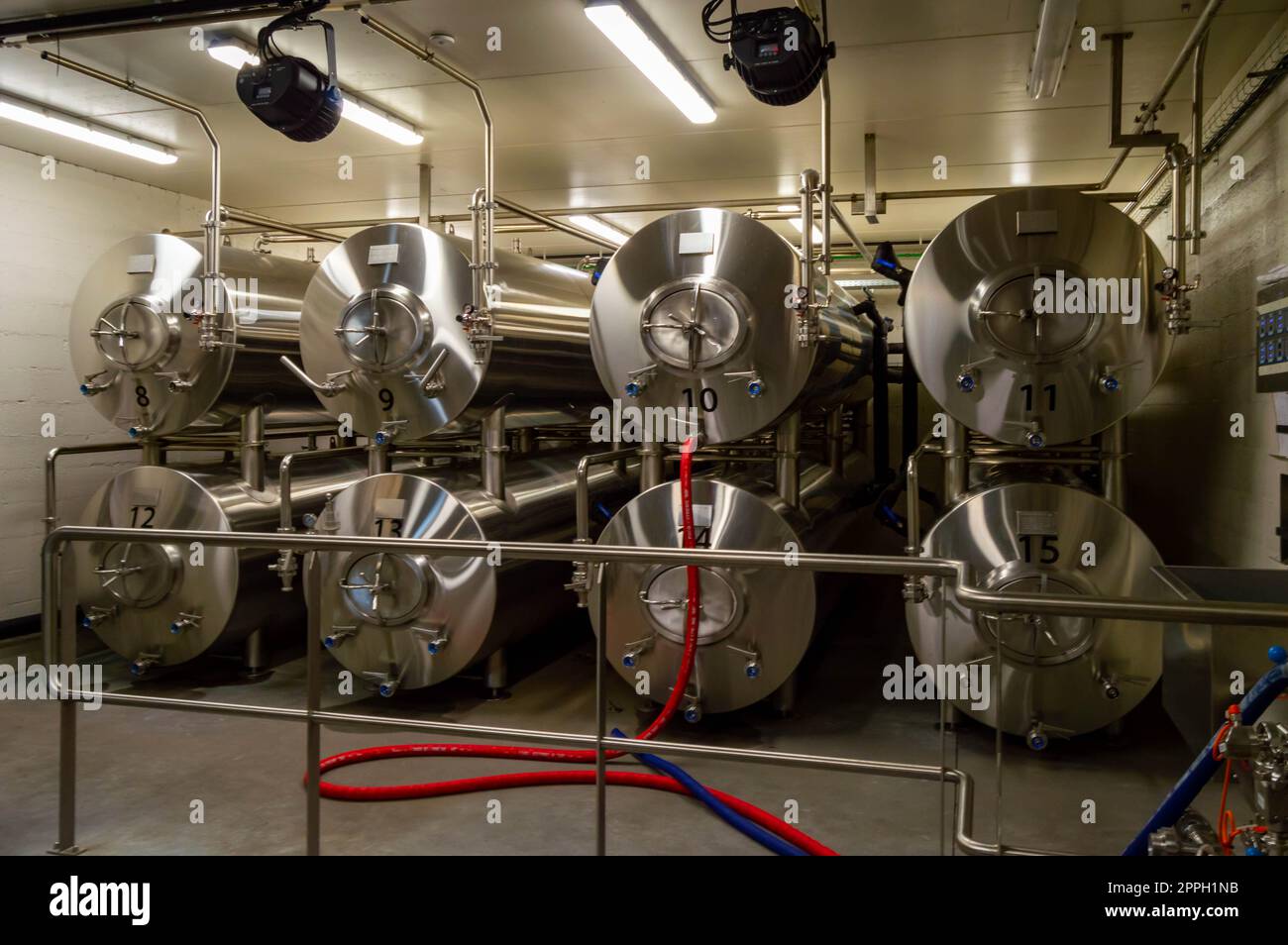 Interni moderni di una birreria contenente acciaio inossidabile Foto Stock