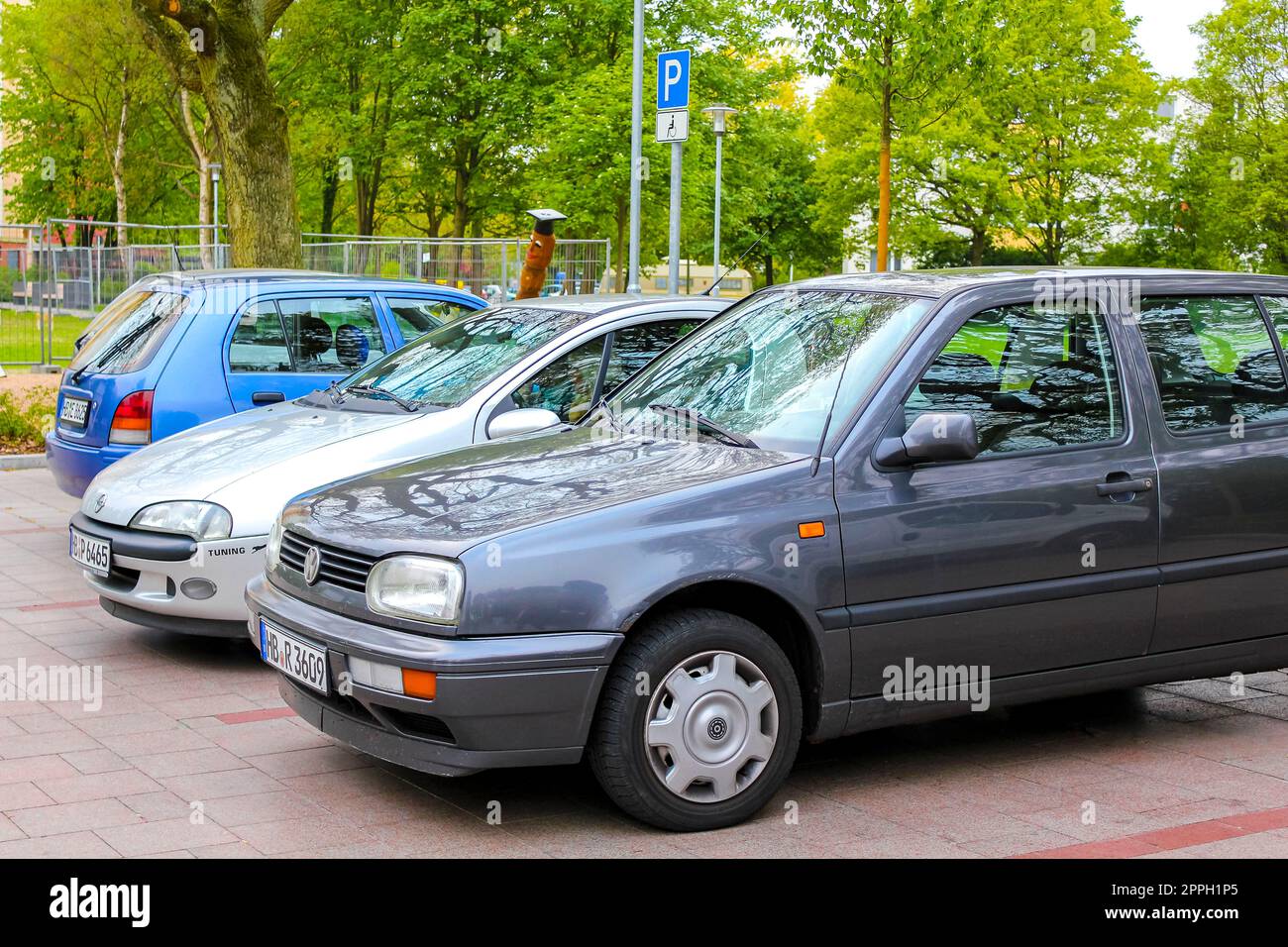 Auto passeggeri grigio argento blu nel parcheggio Germania. Foto Stock