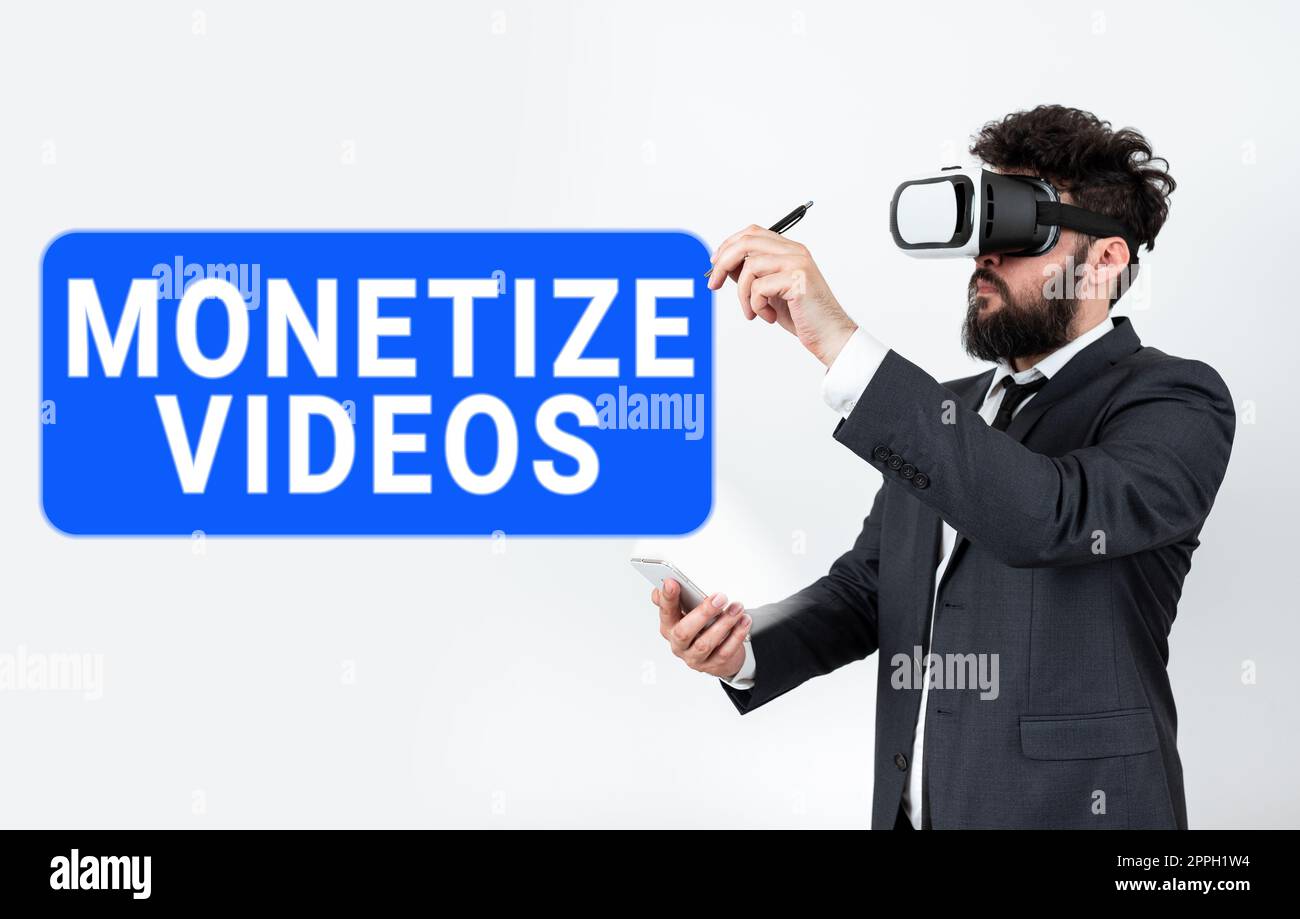 Cartello di testo che mostra Monetizza video. Panoramica aziendale processo di accumulo di denaro dai tuoi video YouTube caricati Foto Stock