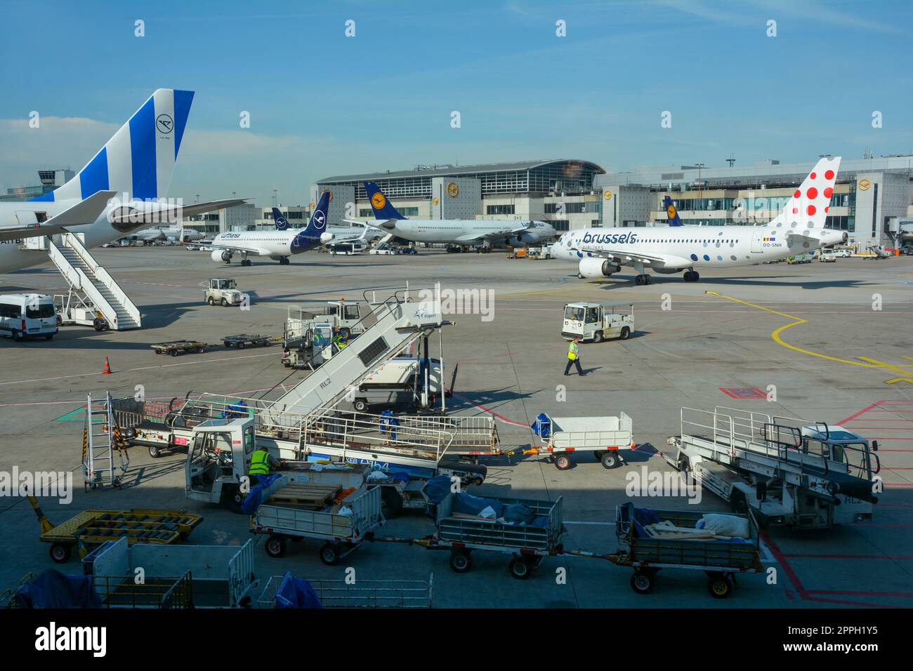 Aeroporto di Francoforte Germania 02 agosto 2022 - aerei e carrelli bagagli al terminal Foto Stock