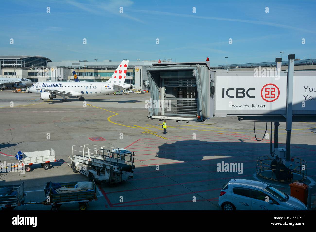 Aeroporto di Francoforte Germania 02 agosto 2022 - aerei e carrelli bagagli al terminal Foto Stock