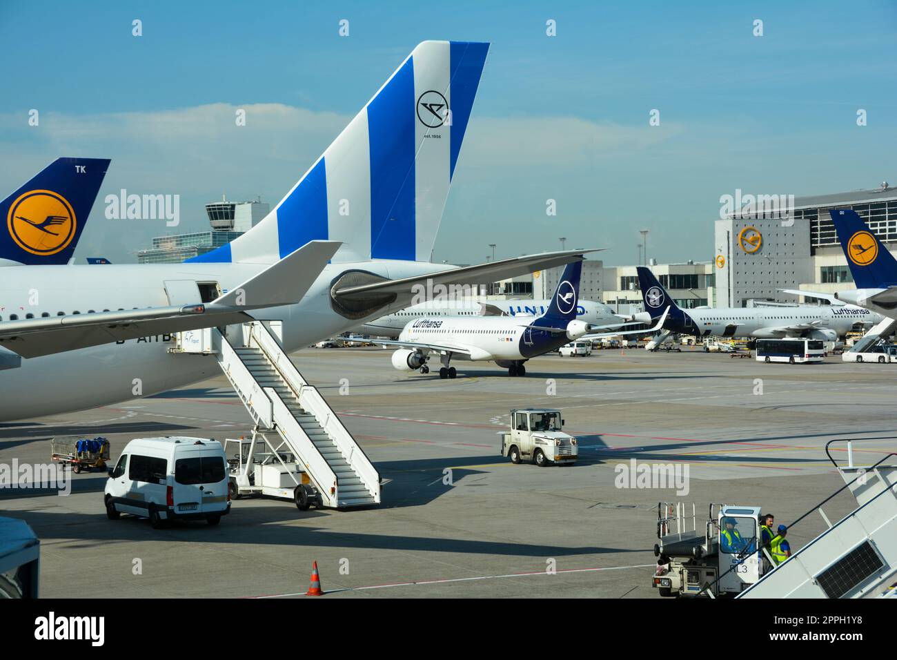 Aeroporto di Francoforte Germania 02 agosto 2022 - aerei e carrelli bagagli al terminal Foto Stock