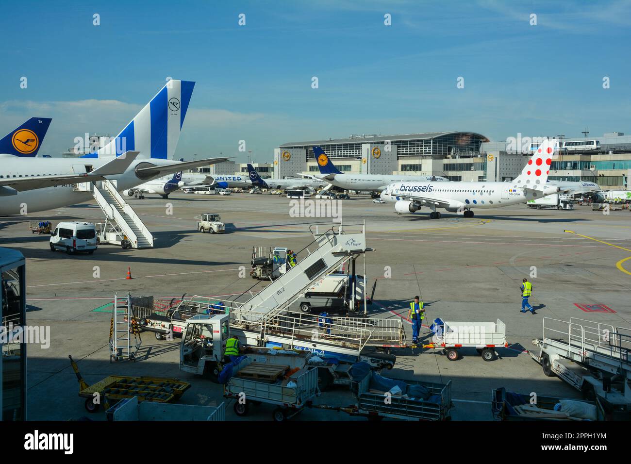 Aeroporto di Francoforte Germania 02 agosto 2022 - aerei e carrelli bagagli al terminal Foto Stock