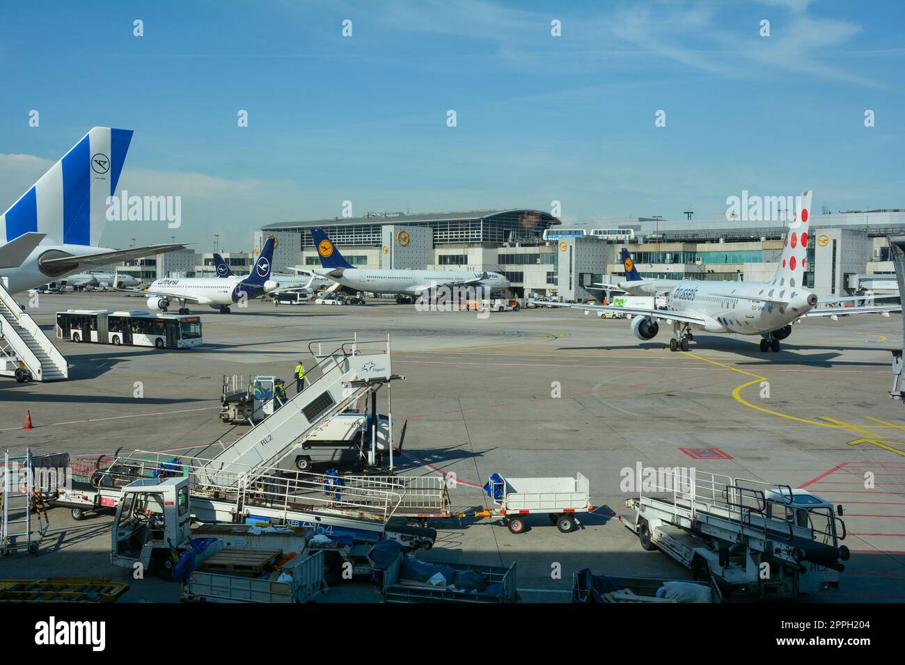 Aeroporto di Francoforte Germania 02 agosto 2022 - aerei e carrelli bagagli al terminal Foto Stock