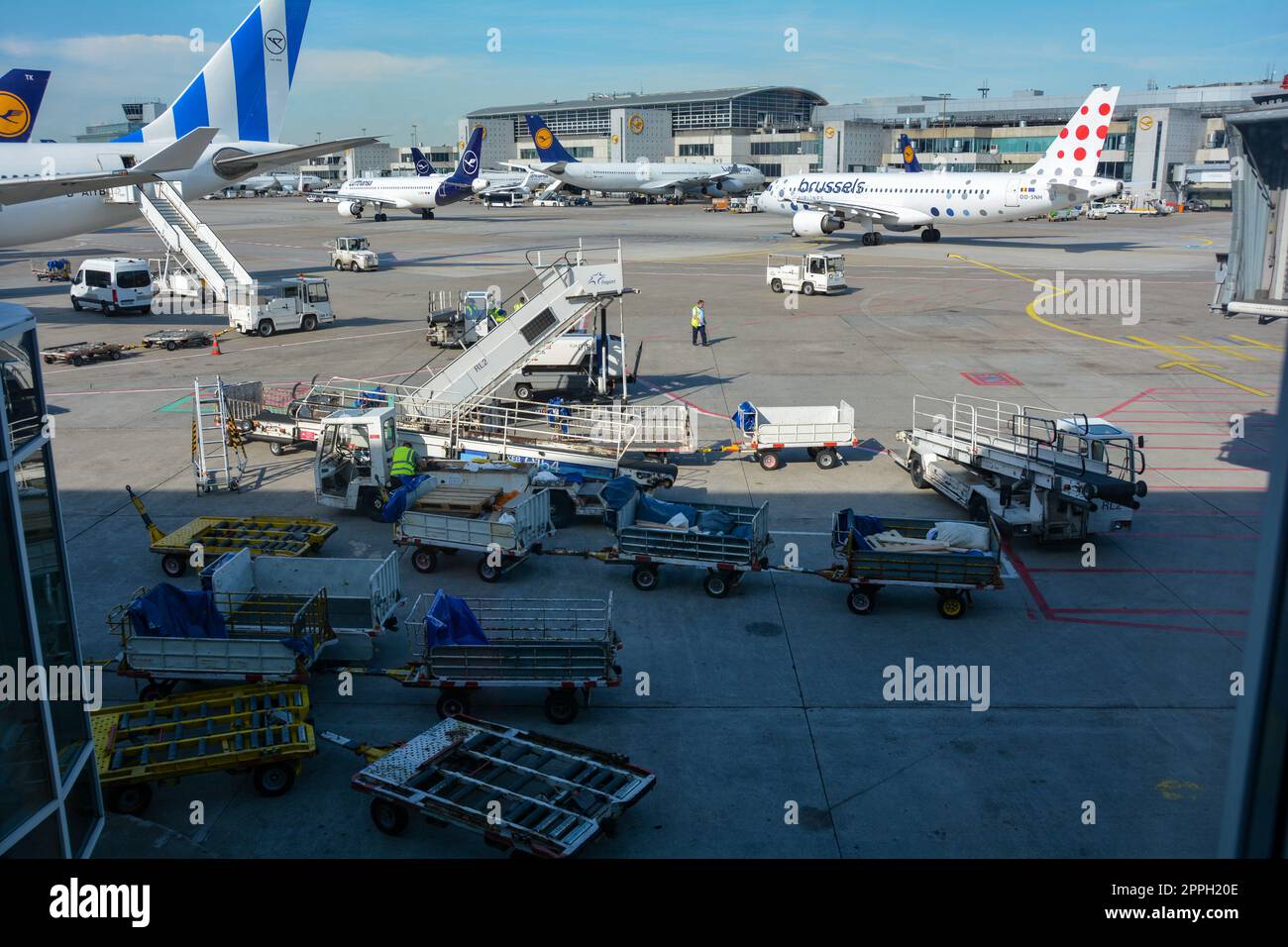 Aeroporto di Francoforte Germania 02 agosto 2022 - aerei e carrelli bagagli al terminal Foto Stock