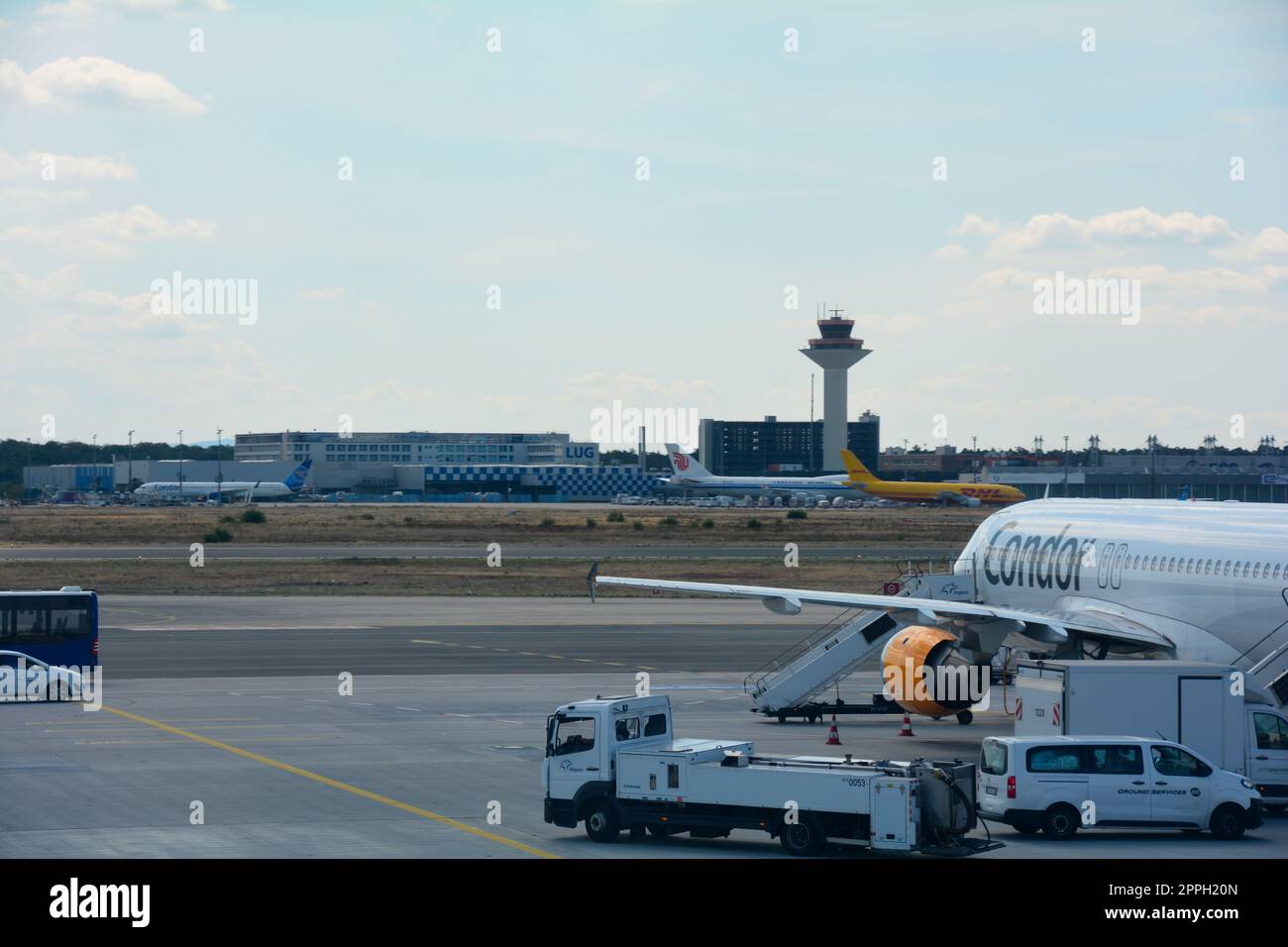 Aeroporto di Francoforte Germania 02 agosto 2022 - vari edifici dall'esterno con pista e aereo Foto Stock